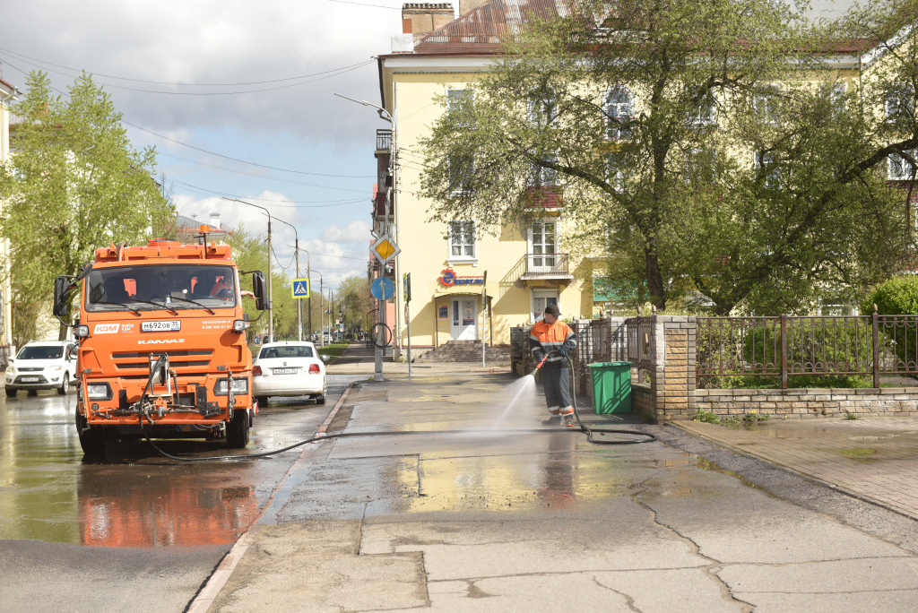 полив тротуар машина.JPG